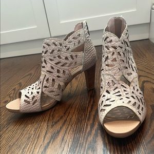 BRAND NEW NEVER WORN : L’Artiste Amora Pump - Beige Size: EU 42 / US 10.5